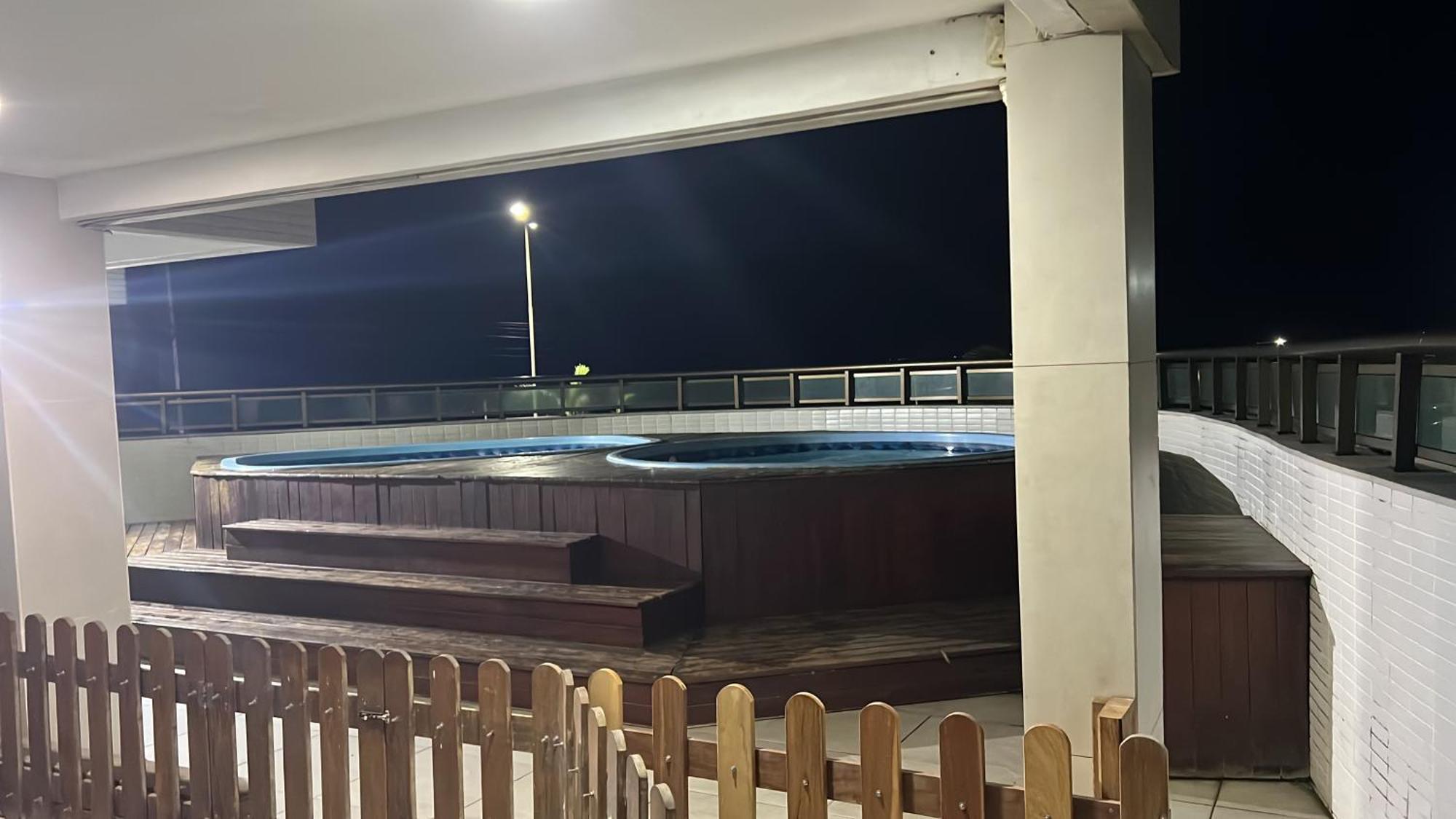 De Vista A Piscina Na Orla Da Grande